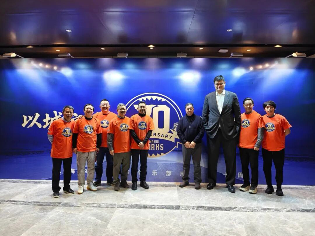 hth体育董事长陆浩先生作为嘉宾受邀出席上海久事篮球俱乐部成立三十周年纪念仪式